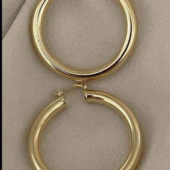 18k Gold Filled Diamond Cut Design Hoop Earrings 1.5” ✨ available in 2” & 1.25” - Picture 6 of 8